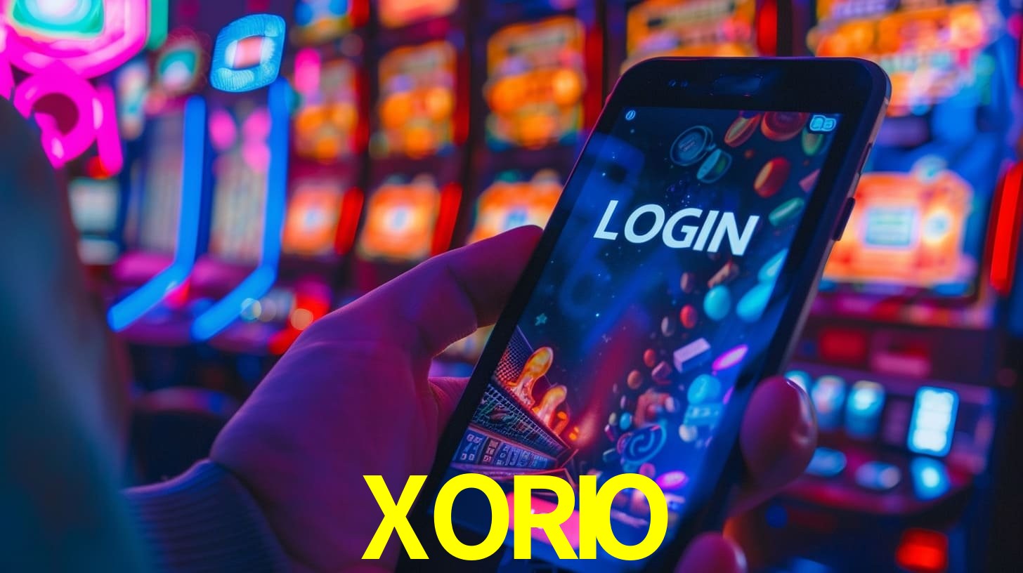 Escena dinámica inspirada en casino con iluminación XORIO, cartas, fichas e íconos de juegos digitales en un espacio moderno de juegos.
