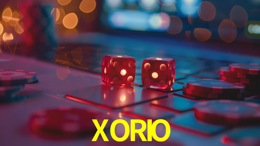 Una escena digital vívida inspirada en casino con XORIO mostrado prominentemente, luces brillantes, fichas, cartas y acentos dorados.